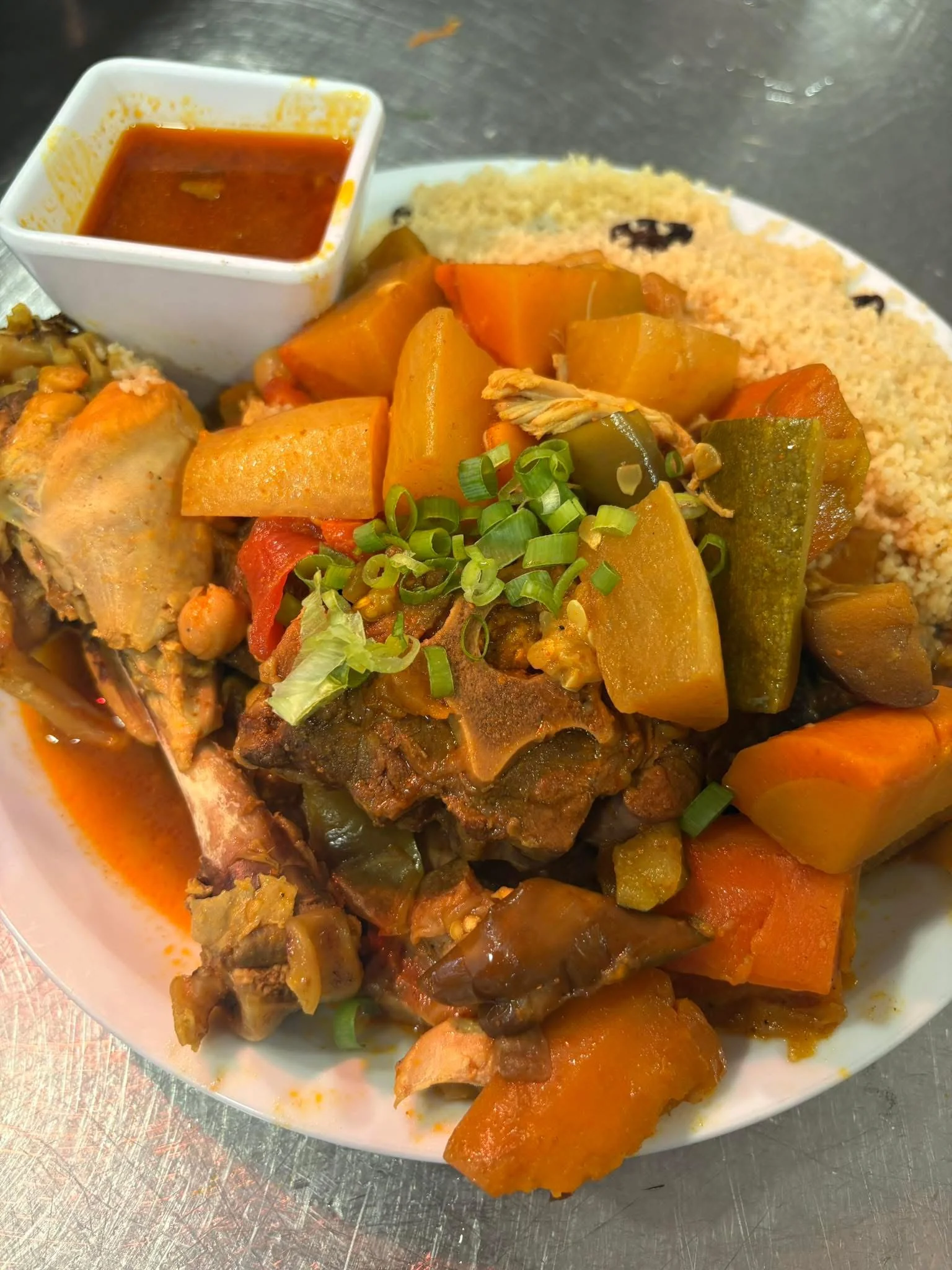 Couscous : agneau mijoté, légumes, semoule, harissa maison